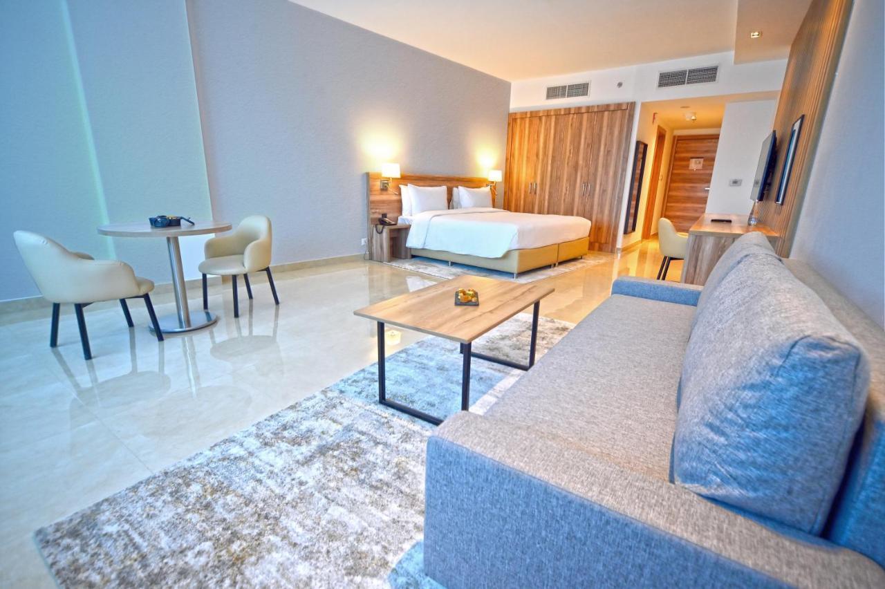Pyramisa Hotel Apartments Дубай Экстерьер фото