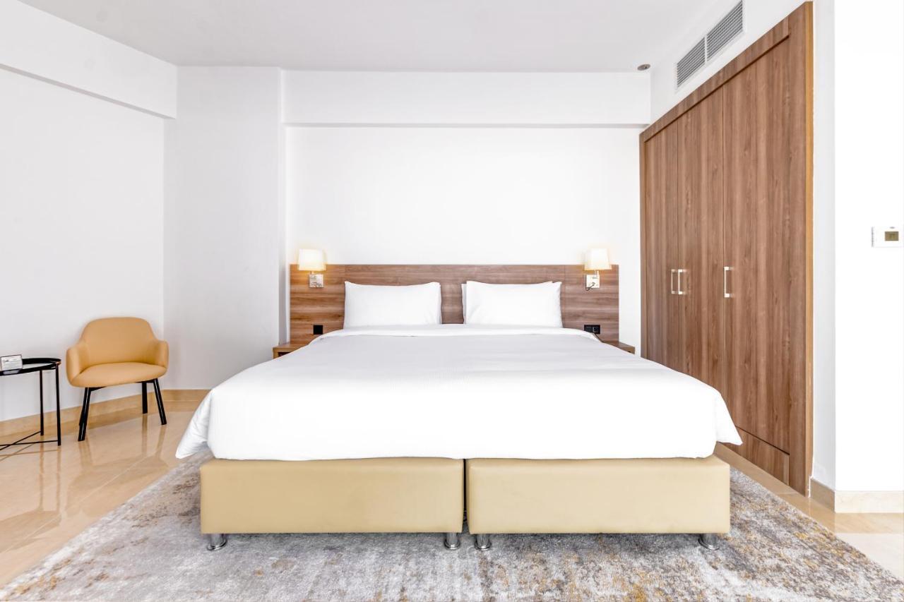 Pyramisa Hotel Apartments Дубай Экстерьер фото