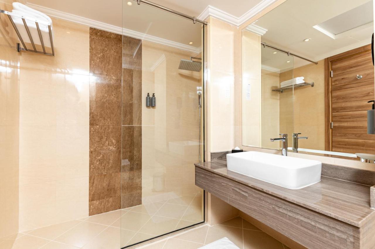 Pyramisa Hotel Apartments Дубай Экстерьер фото