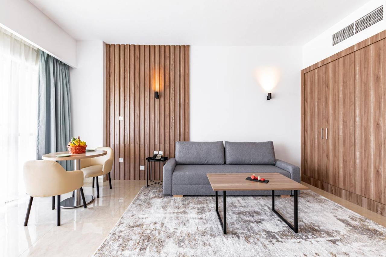 Pyramisa Hotel Apartments Дубай Экстерьер фото