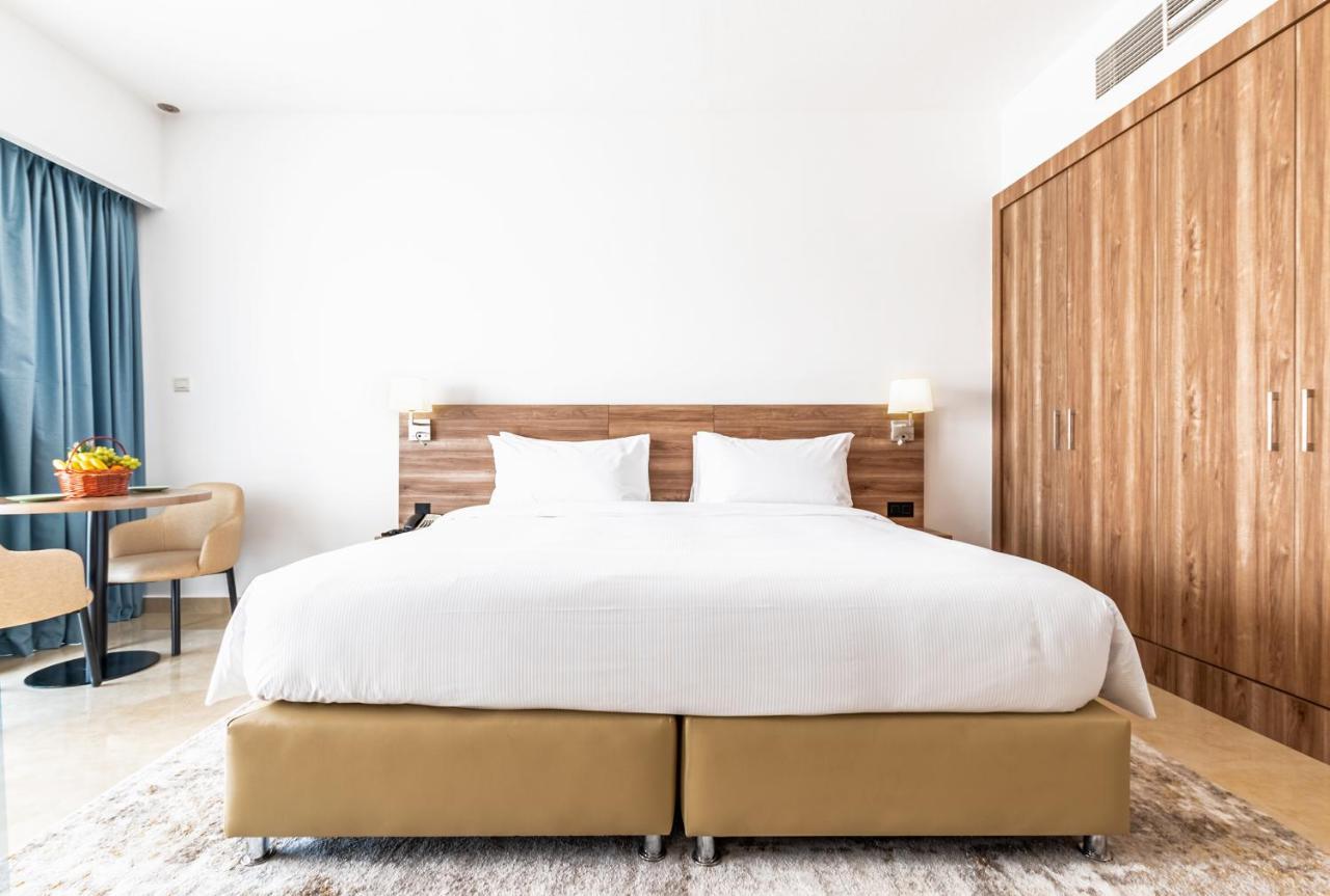 Pyramisa Hotel Apartments Дубай Экстерьер фото