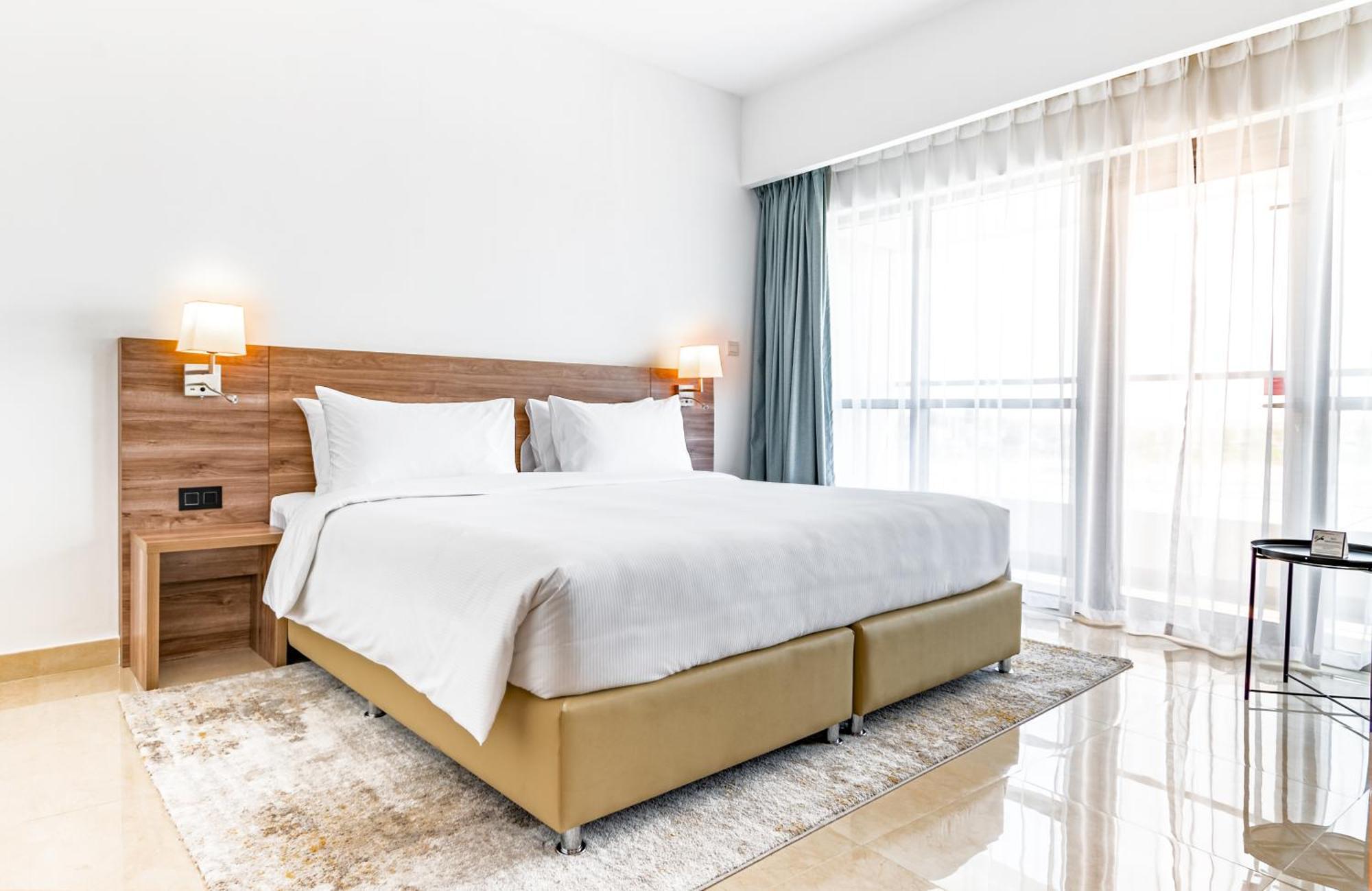 Pyramisa Hotel Apartments Дубай Экстерьер фото