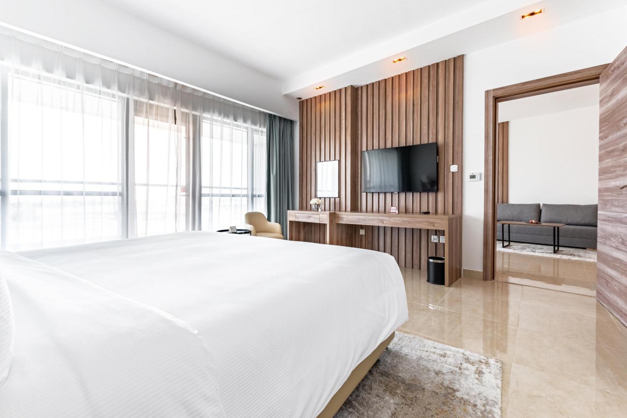 Pyramisa Hotel Apartments Дубай Экстерьер фото